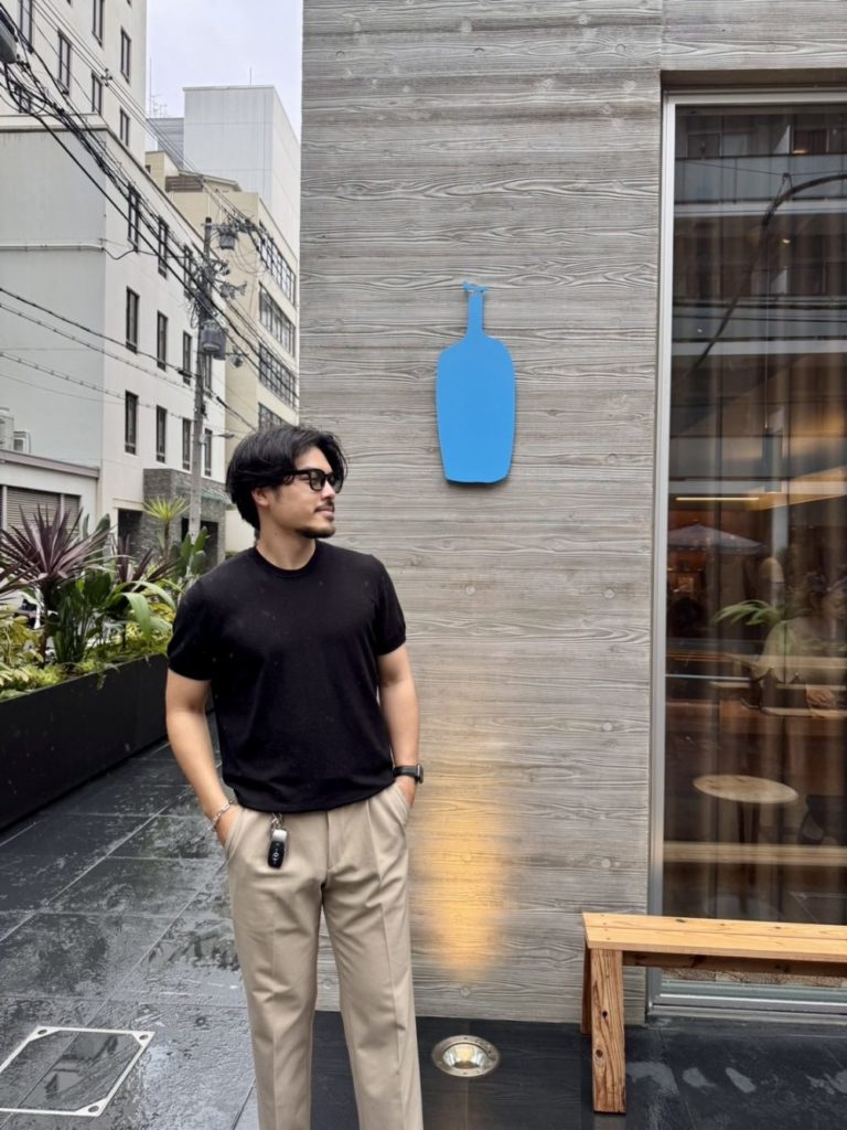 カフェの外でポーズをとる男性