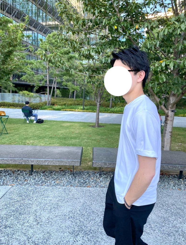 マッチングアプリ 写真 服装 20代 白Tシャツ 屋外撮影