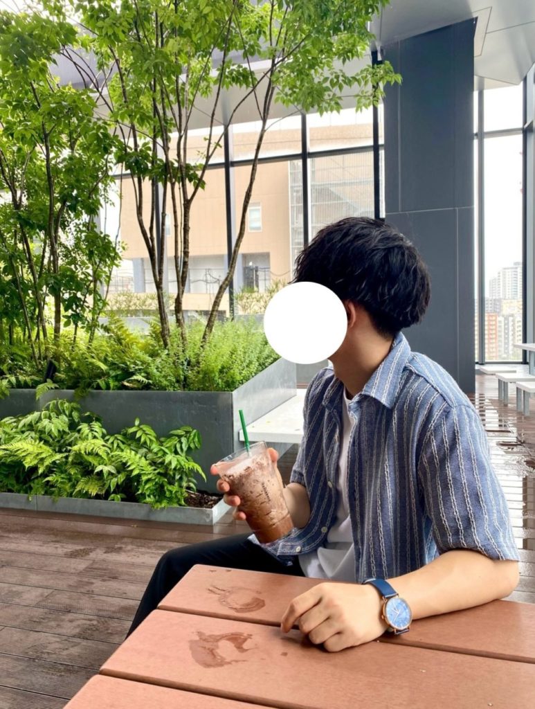 マッチングアプリ 写真 服装 20代 青ストライプシャツ テラス