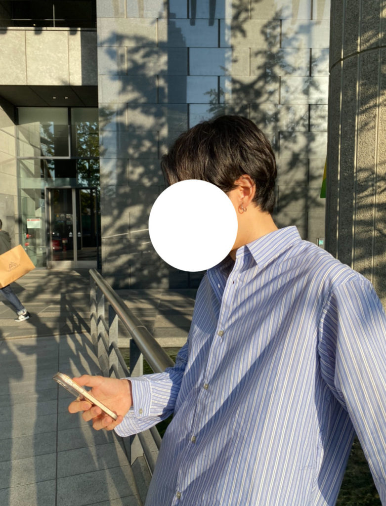 マッチングアプリ 写真 服装 20代 ストライプシャツ 春夏