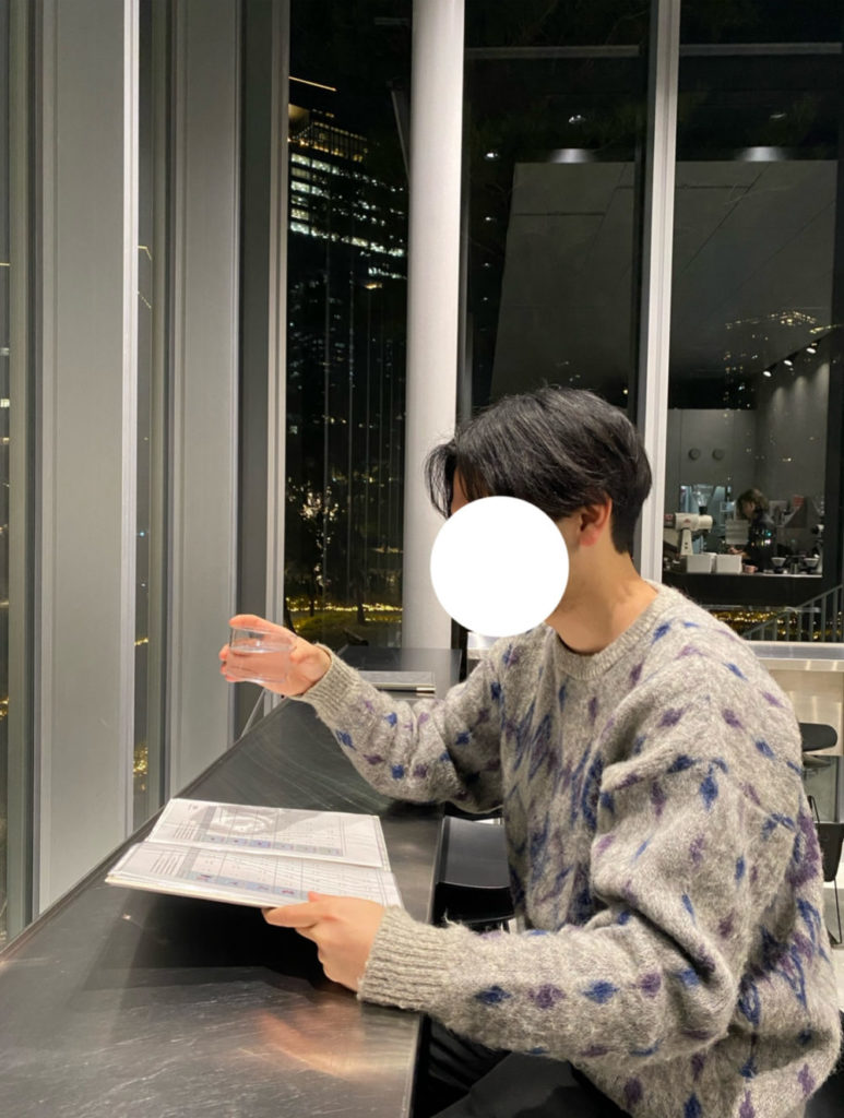 マッチングアプリ 服装 20代 古着系 総柄ニット